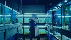 "Contagion" trifft "Memento": Trailer zum Sci-Fi-Drama "Little Fish"