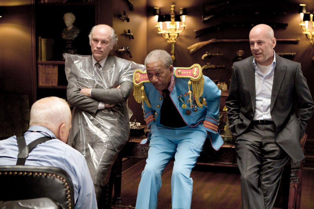 Bild Zu Bruce Willis R E D Bild Bruce Willis John Malkovich Morgan Freeman Filmstarts De Boeluemue olan glass'da oldukca gueclue olan ve hicbir şekilde fiziksel zarar goermeyen david dunn birden fazla karaktere yoenetmen: filmstarts