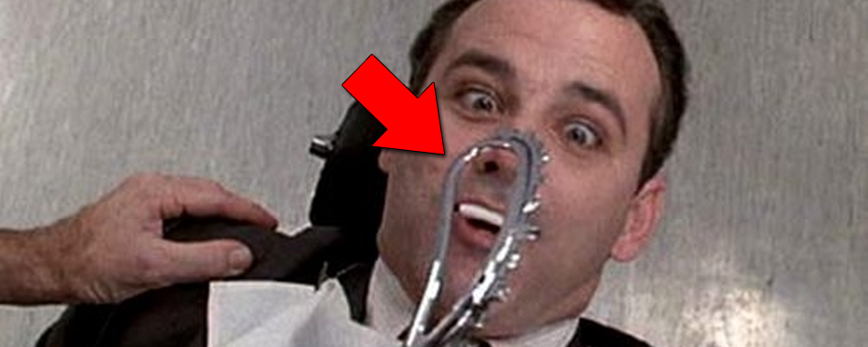 Der sadistische Zahnarzt Orin Scrivello (Steve Martin) findet Vergnügen ...