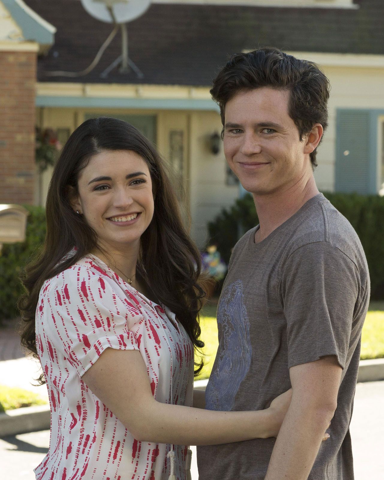 Bild zu Charlie McDermott Bild Charlie McDermott, Daniela Bobadilla FILMSTARTS.de