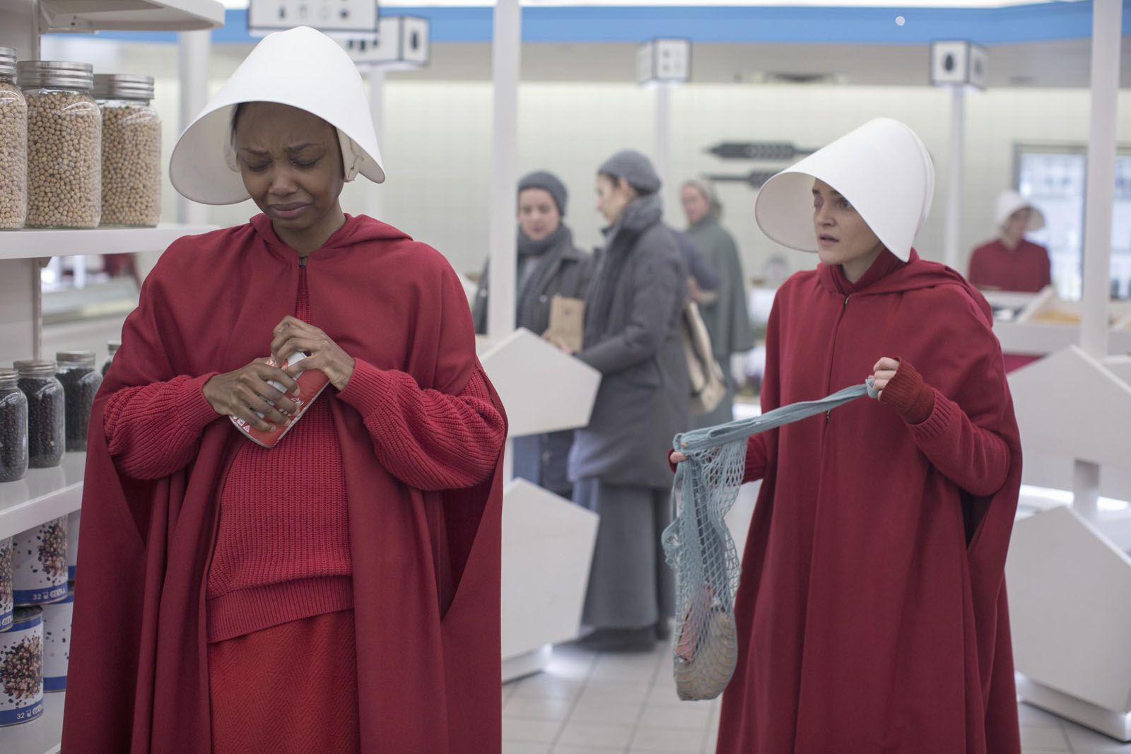 The Handmaid's Tale - Der Report Der Magd: Bild Ashleigh LaThrop ...