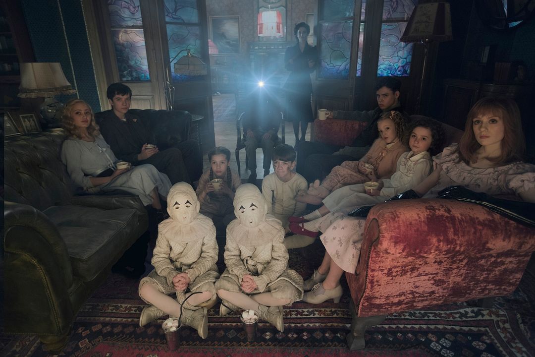 Die Insel Der Besonderen Kinder Die Exklusiven Ersten Bilder Zur Bestseller Adaption Von Tim Burton Die Kinder Beim Gemeinsamen Filmabend Filmstarts De