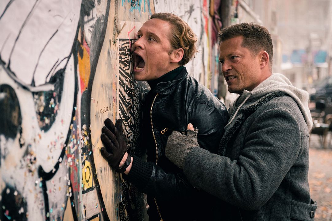 Vier Gegen Die Bank Til Schweiger Matthias Schweighofer Und Bully Herbig Auf Ersten Bildern Zu Wolfgang Petersens Krimi Komodie Filmstarts De