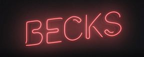 "Becks": Trailer zur Musik-Romanze mit Stars aus "Phantastische Tierwesen" und "American Pie" "Becks": Trailer zur Musik-Romanze mit Stars aus "Phantastische Tierwesen" und "American Pie"