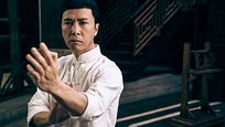 Prügeln mit Stil im deutschen Trailer zu "Ip Man 4" über Bruce Lees Lehrmeister – bald im Kino! Prügeln mit Stil im deutschen Trailer zu "Ip Man 4" über Bruce Lees Lehrmeister – bald im Kino!