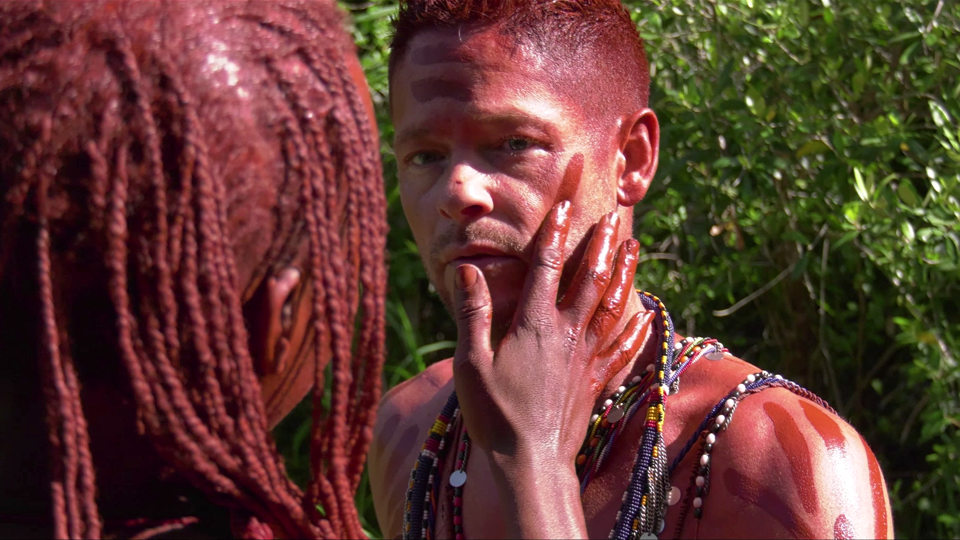 Der Weiße Massai Krieger Trailer Df Filmstarts De