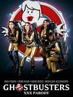 Uning oyoqlari orasiga yalangoch parashyutchi qarash