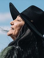 Poster der Falls Around Her