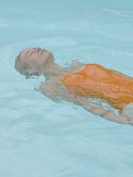 Poster der Ein Fisch, der auf dem Rücken schwimmt