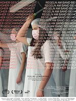 Poster der Regeln am Band, bei hoher Geschwindigkeit