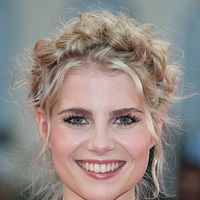 Bilder Lucy Boynton