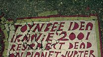 Bild von Resurrect Dead : The Mystery of the Toynbee Tiles Trailer OV