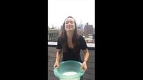 Bild von Olivia Wilde Ice Bucket Challenge