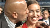 Bild von Dwayne Johnson: Ein Küsschen für Irina Shayk bei der Premiere zu "Hercules"