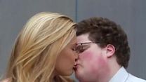 Bild von Go Daddy Perfect Match Bar Refaeli kissing Jesse Heiman Super Bowl 2013 commercial