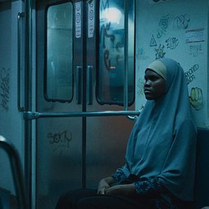 Bilder Aisha Can't Fly Away