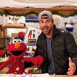 Bilder Frohe Schenknacht mit Elmo und Mark Rober