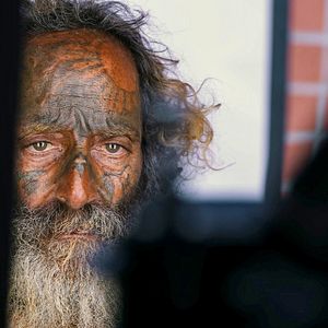 Bilder We All Bleed Red