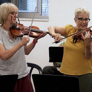 Bilder Das Orchester – That Orchestra With The Broken Instruments