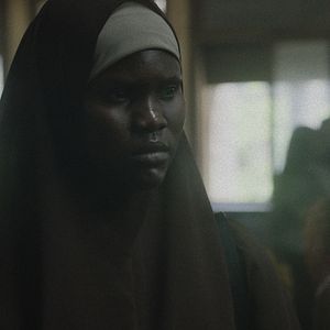 Bilder Aisha Can't Fly Away