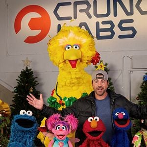 Bilder Frohe Schenknacht mit Elmo und Mark Rober
