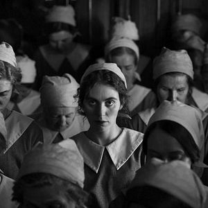 Bilder Das Mädchen mit der Nadel