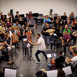 Bilder Das Orchester – That Orchestra With The Broken Instruments