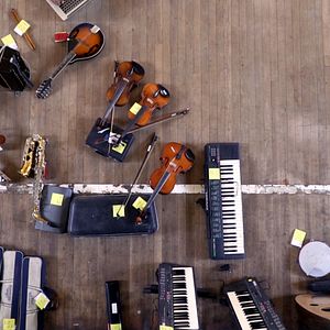 Bilder Das Orchester – That Orchestra With The Broken Instruments