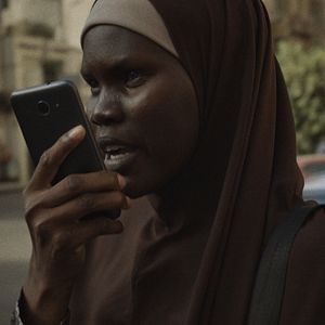 Bilder Aisha Can't Fly Away