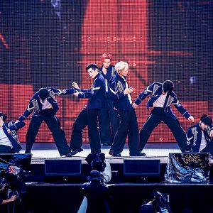 Bilder Enhypen [Walk The Line Summer Edition] In Cinemas