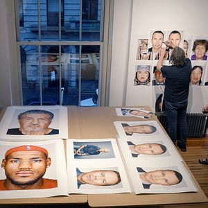 Bilder We All Bleed Red