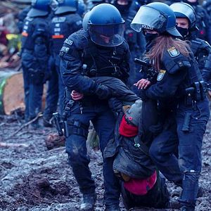 Bilder System Change – A Story of Growing Resistance