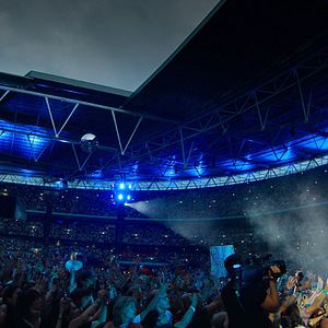 Bilder blur: Live At Wembley Stadium
