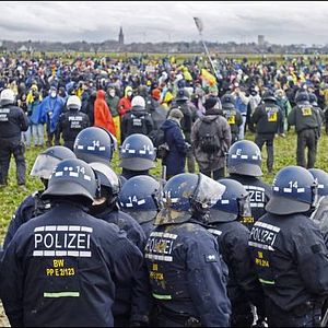 Bilder System Change – A Story of Growing Resistance