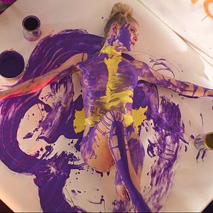 Bilder Broke. Alone. A Kinky Love Story