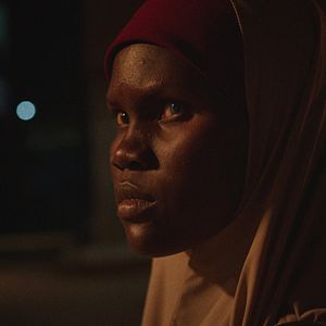 Bilder Aisha Can't Fly Away