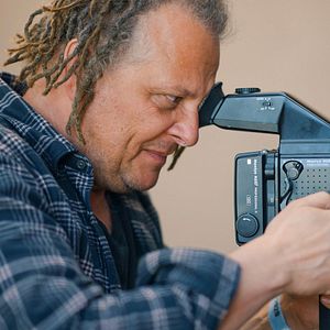 Bilder We All Bleed Red