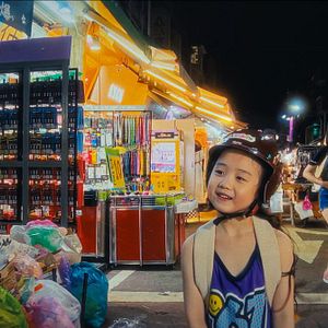 Bilder Left-Handed Girl