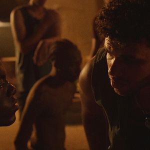 Bilder Aisha Can't Fly Away