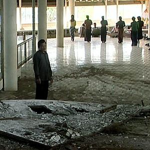 Bilder Les artistes du théâtre brulé - Das Theater in den Ruinen