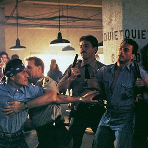 Bilder Mit stählerner Faust