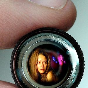 Bilder Alone with her