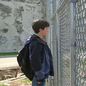 Bilder 12 and Holding - Das Ende der Unschuld