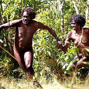 Bilder 10 Kanus, 150 Speere und 3 Frauen