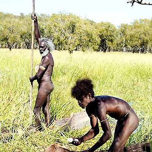 Bilder 10 Kanus, 150 Speere und 3 Frauen