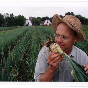Bilder Mit Mistgabel und Federboa - Farmer John