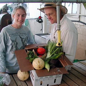 Bilder Mit Mistgabel und Federboa - Farmer John