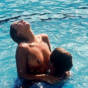 Bilder L'insegnante al mare con tutta la classe