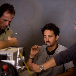 Bilder Männer, die auf Ziegen starren