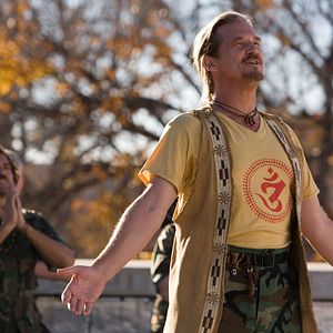 Bilder Männer, die auf Ziegen starren